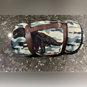 NWT Kids 5lbs dinosaur/camo velvet to Sherpa weighted blanket